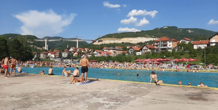 Zeničani uživaju na gradskim bazenima u Crkvicama