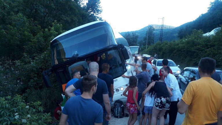 Autobus pun djece sletio s puta i umalo završio u provaliji