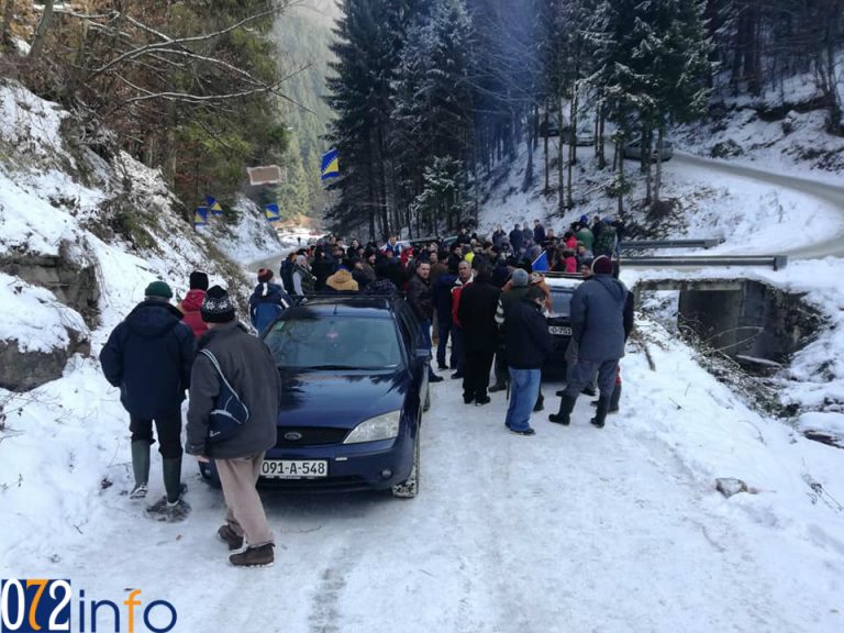 Željezno Polje: Složni mještani i dalje protestuju zbog sječe šume