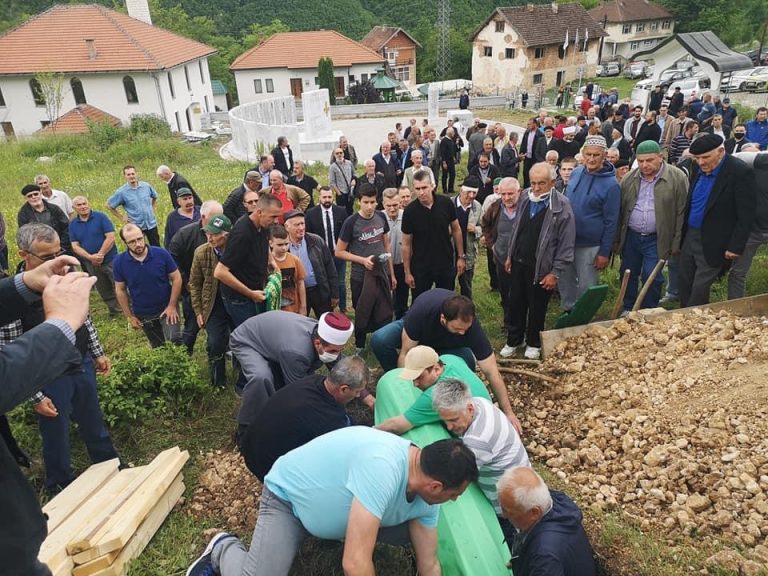 ZENICA TUGUJE: Klanjana dženaza i obavljen ukop Smajilu Durmiševiću (FOTO)