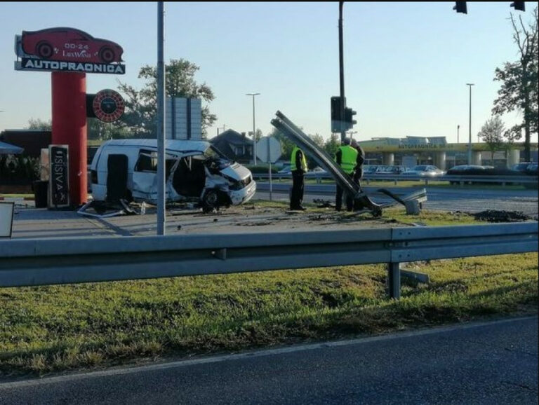 TRAGEDIJA U BIH: U stravičnoj nesreći poginula tročlana porodica (FOTO)