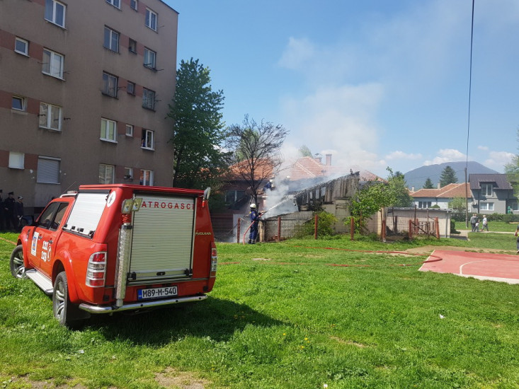 ZENICA Vatrogasci gase požar na kući Dževada Šestića