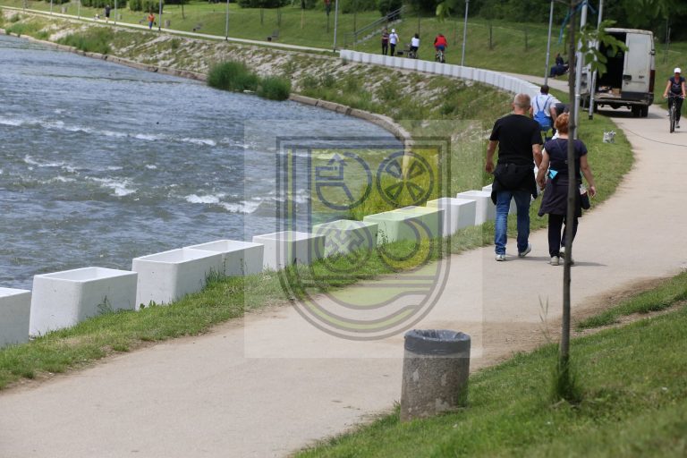 ZENICA: Duž rijeke Bosne počeli radovi na postavljanju betonskih žardinjera (FOTO)