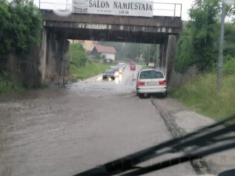 KIŠA STVORILA PROBLEME: U Žepču poplavljen podvožnjak