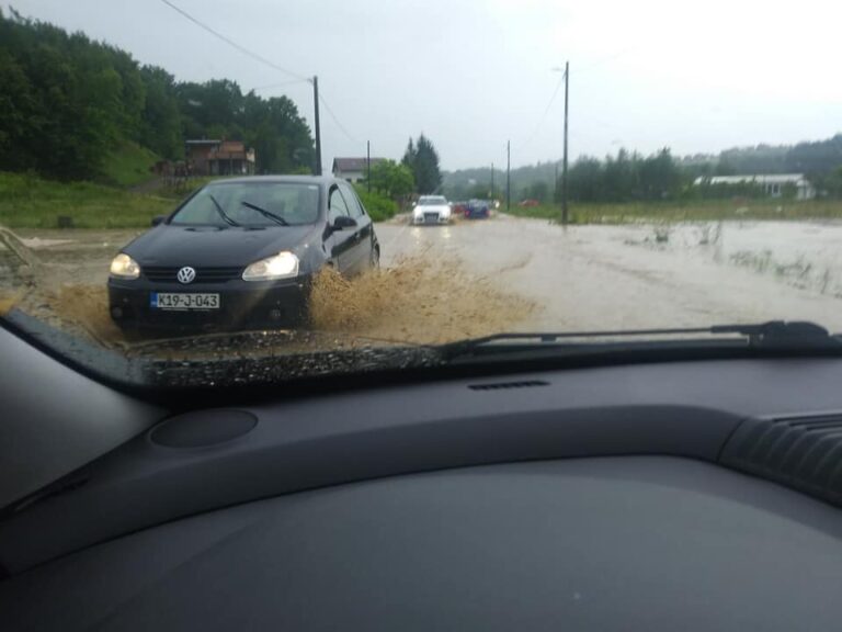 Padavine izazvale saobraćajni kolaps u Tešnju (FOTO)