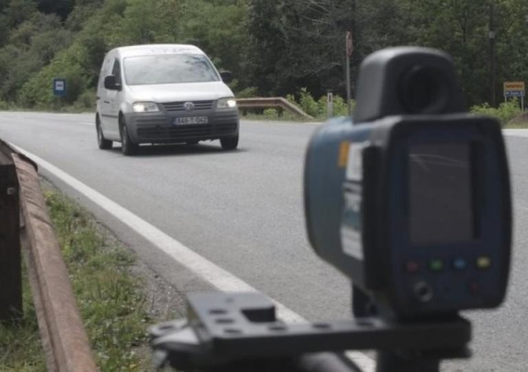 ŽEPČE: Vozač izašao iz automobila i bacio radar preko ograde