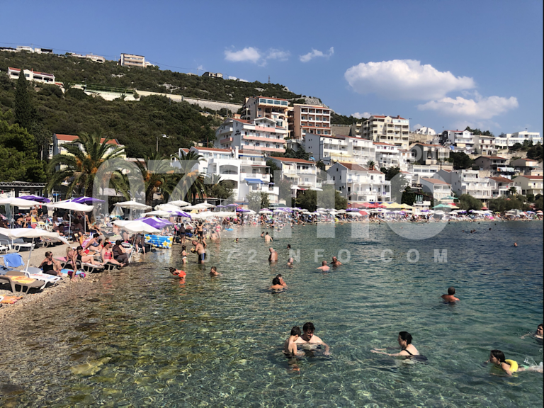 Ni korona nije ispraznila plaže, Neum i dalje krcat (FOTO/VIDEO)