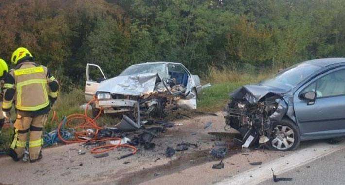 Prešao u suprotnu traku i izazvao stravičan sudar, poginula žena (FOTO)