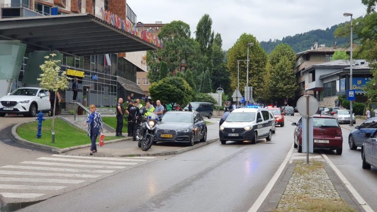 Par u Zenici vrijeđao policajca koji im je pisao kaznu za parkiranje, a zatim oboje uhapšeni