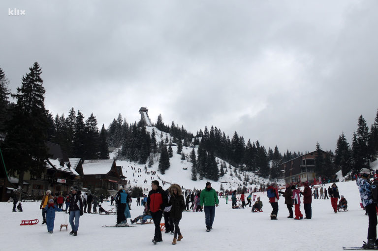 Turisti iz Hrvatske i Slovenije okupirali Vlašić, najmlađi učili skijati