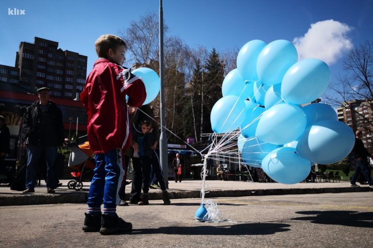 Plavi baloni u Zenici: Roditelji djece s autizmom žive život pun poteškoća