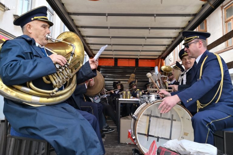 Orkestar Željezare Zenica 92. put probudio građane na prvomajski uranak