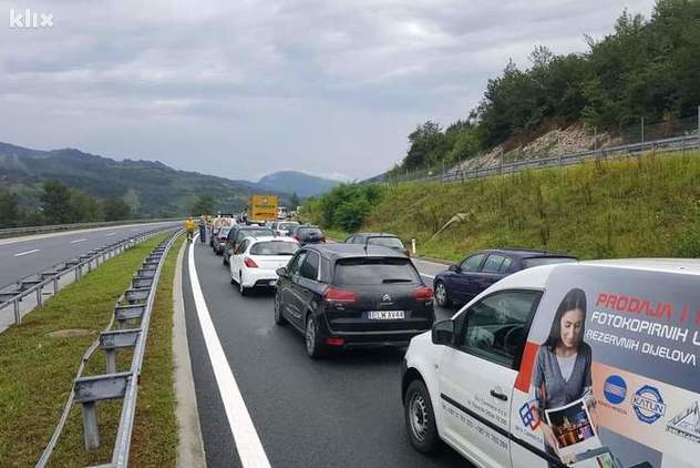 U potpunosti obustavljen saobraćaj na autoputu Zenica – Kakanj, kolona dugačka 10 km