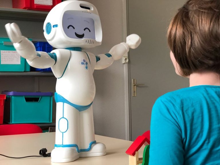 Robot QTrobot pomaže djeci s autizmom