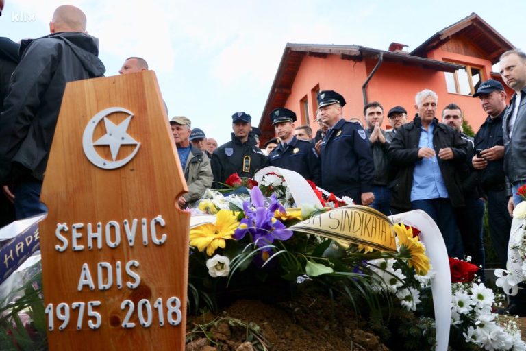 Hiljade ljudi na mezarju u Buća Potoku uputilo posljednji pozdrav Adisu Šehoviću