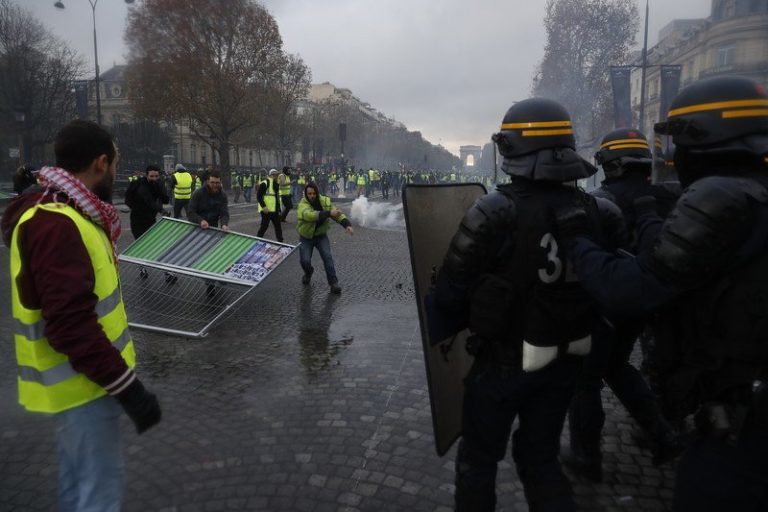 Protesti protiv povećanja cijena goriva u Parizu, policija koristila vodeni top i suzavac