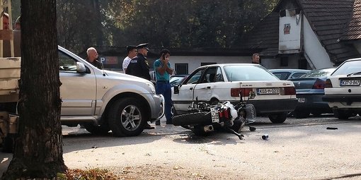 Sudar automobila i policijskog motocikla u Zenici, povrijeđena jedna osoba