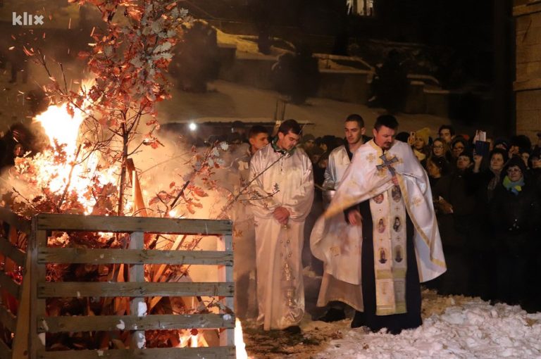 Vjernici uz paljenje badnjaka i vatromet u zeničkoj crkvi dočekali pravoslavni Božić