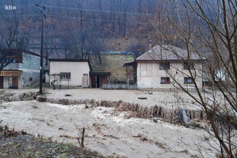 Zbog kiše u BiH izlivene rijeke, poplavljene i uništene kuće, pokrenuta klizišta