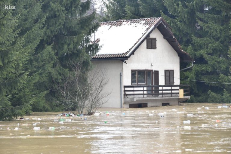 Novi Travnik i Vitez pod vodom, poplavile mnoge kuće i ceste (FOTO)