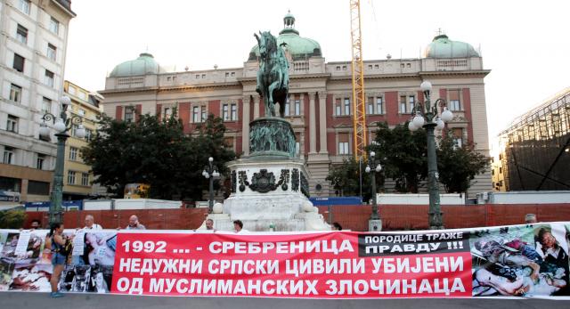 Skup u spomen žrtava Srebrenice, desničari gađali okupljene