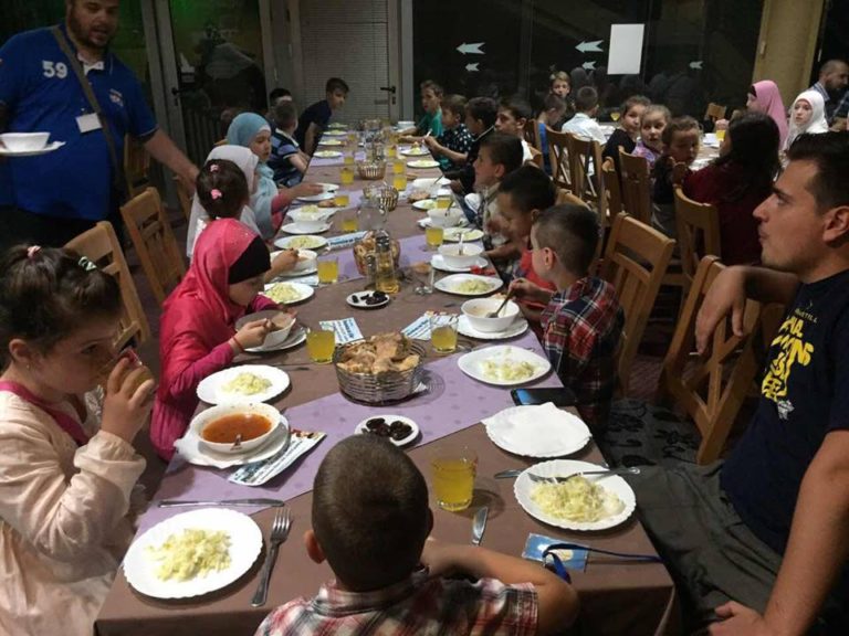 DJEČIJI IFTAR U ZENICI: U prelijepoj atmosferi iftarilo preko 50 najmlađih postača (FOTO)