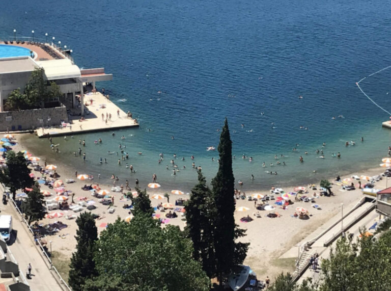 I mi imamo more za ljetovanje: Pogledajte atmosferu s neumske plaže (FOTO)