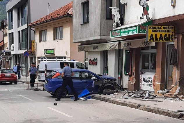 Bježao od policije automobilom pa slupao tri izloga u Visokom