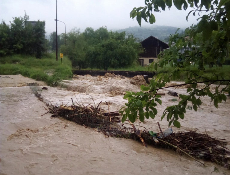 Dramatično u Jagodićima kod Zenice, voda poplavila nekoliko kuća (FOTO)