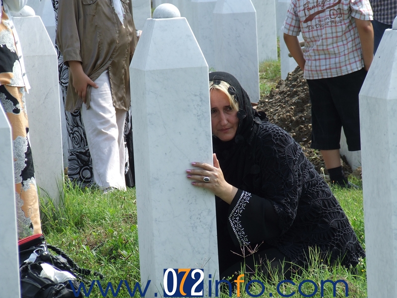 POTOČARI: 18. godišnjica od genocida nad Srebreničanima (FOTO)