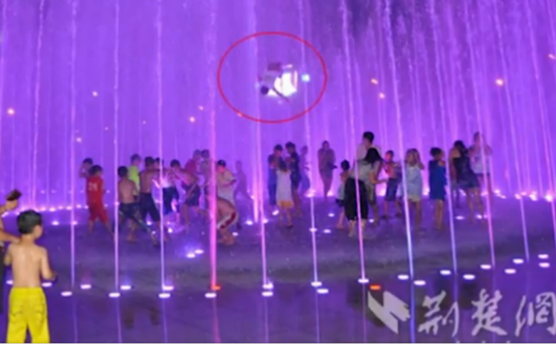Nesreća u fontani: Mlaznica vode dječaka odbacila 2,5 metara u zrak!