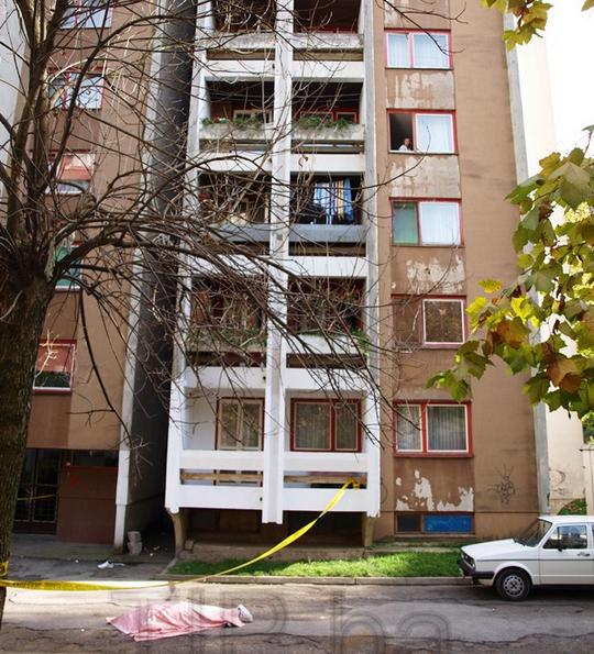 SAMOUBISTVO U TUZLI: Skočio sa sedmog sprata zgrade (FOTO)