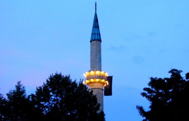 Obnovljeni kandilji na džamiji u Zulićima
