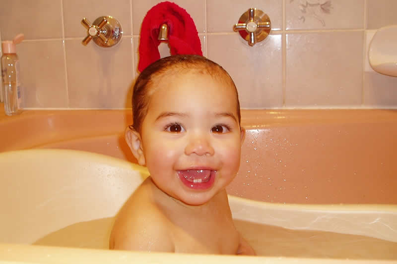 NE PRETJERUJTE: Često kupanje može da našteti dječijoj koži