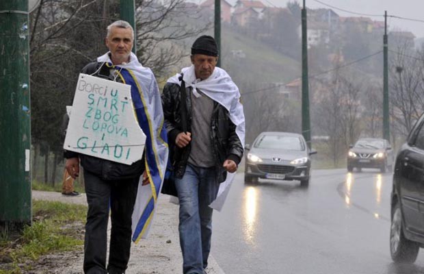 Policija otela benzin demobilisanim borcima koji žele da se spale