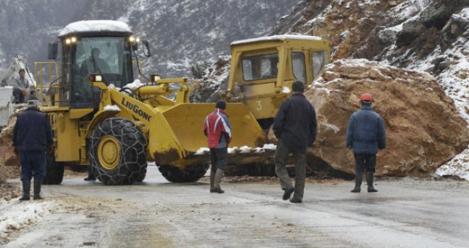 Krećete na put: Pripremite se na probleme zbog klizišta, odrone i radove na cestama