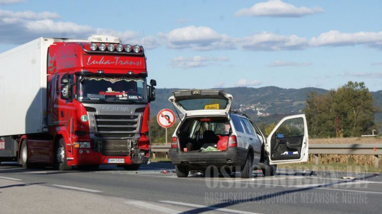 Dvoje povrijeđenih u udesu na raskrsnici M-17 i M-4: Golfom izletio pred hladnjaču