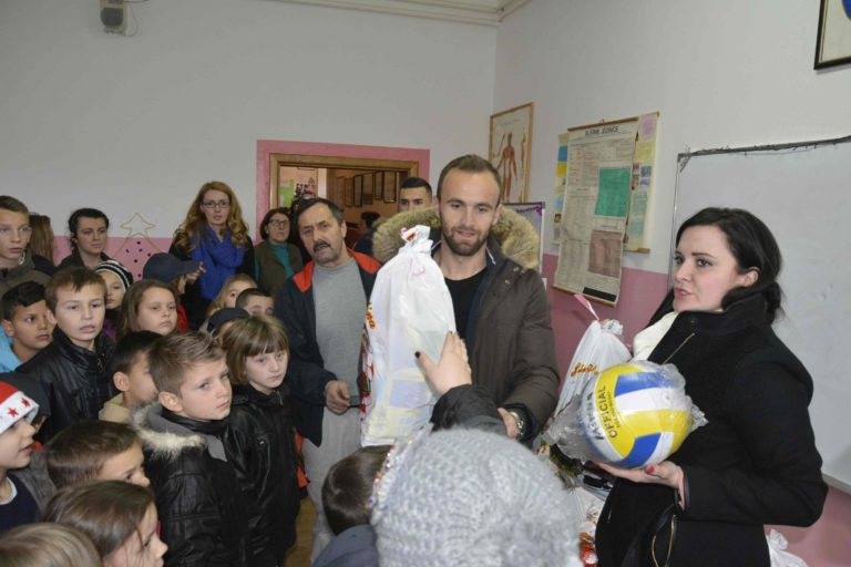 Amel Tuka uručio novogodišnje paketiće u Mihatovićima, Snagovu, Vrbanjcima…