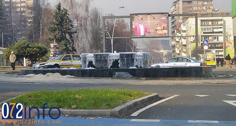 Nova fontana u centru Zenice osvanula zaleđena (FOTO)