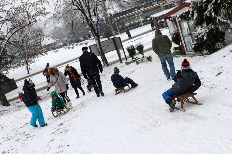 ZIMSKA IDILA Snijeg otjerao smog iz Zenice, parkovi prepuni djece (FOTO)