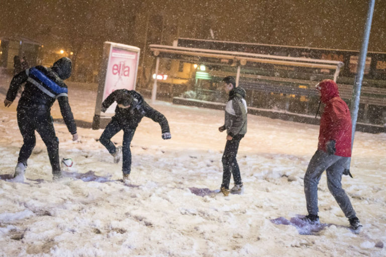 Zanimljiva rekreacija: U Zenici počeli nogometni turniri na snijegu (FOTO-VIDEO)