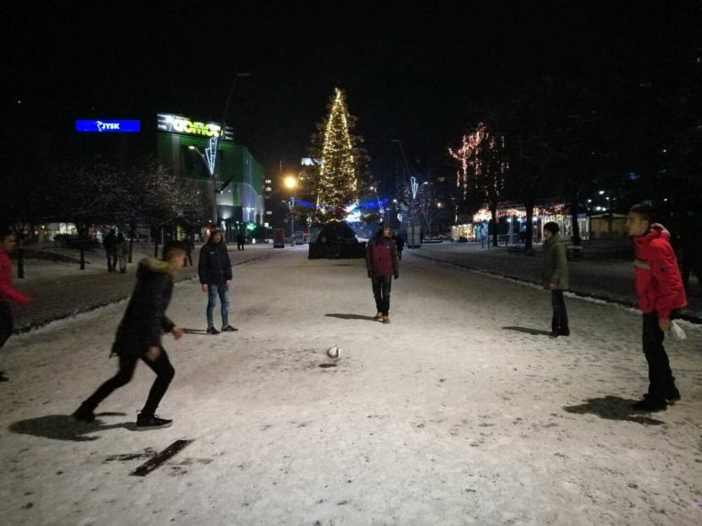 PRVE SNJEŽNE RADOSTI Mladi Zeničani u centru grada igrali nogomet (FOTO)