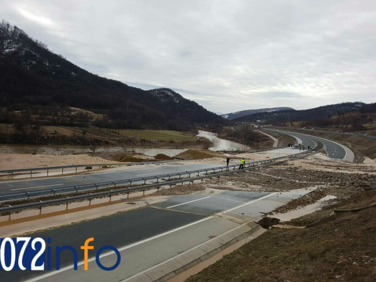 Voda probila barikade: Dramatični prizori na autoputu Zenica – Kakanj (VIDEO)