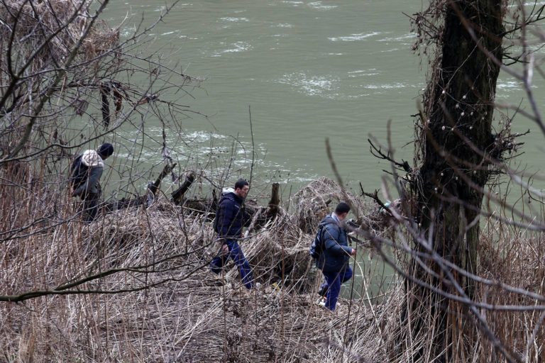 TRAŽI SE TIJELO MLADOG KOZLIĆA Brojni građani pretražuju obale rijeke Bosne (FOTO)