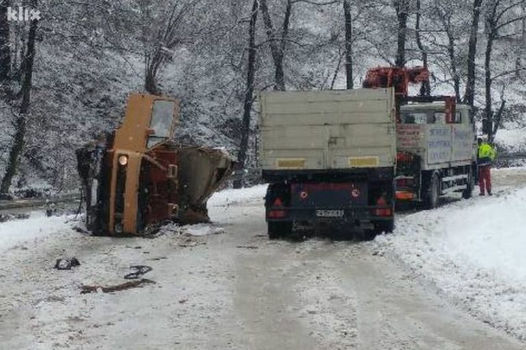 Otac i kćerka teško povrijeđeni u saobraćajnoj nesreći kod Kiseljaka