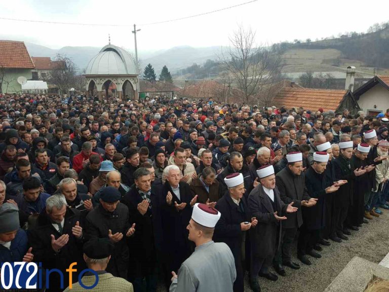 TUGA NA MEZARJU Klanjana dženaza Huseinu i Almenu, porodice i prijatelji shrvani bolom (FOTO/VIDEO)