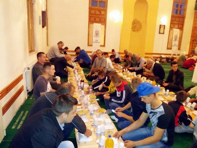 Zenica: Mostovi Prijateljstva i općina Çan organizovali iftar u džematu Pehare