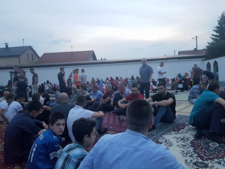 NASTAVLJENA DUGOGODIŠNJA TRADICIJA Rusmir Isak sa porodicom organizovao zajednički iftar za 500 postača (FOTO)