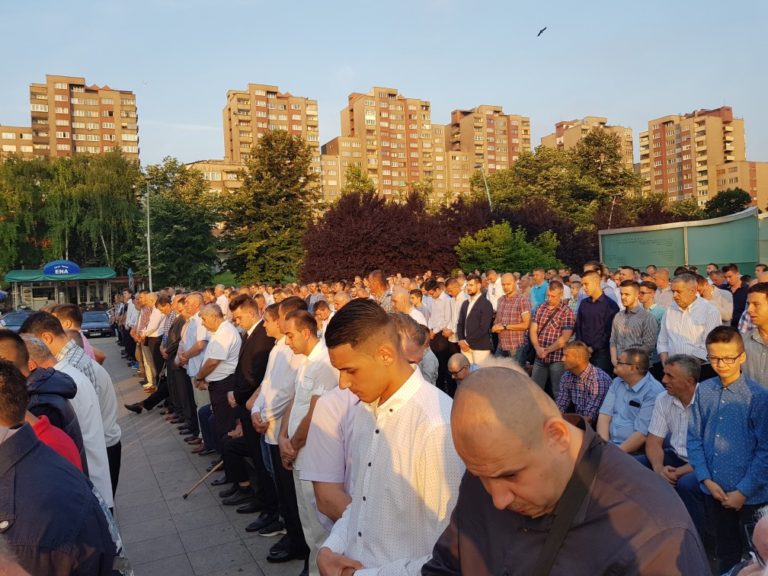 BAJRAM DOĐE, MIRIŠU AVLIJE Hiljade Zeničana klanjalo bajram-namaz ispred Čaršijske džamije (FOTO)