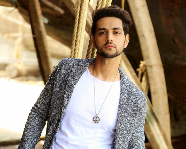 Glumac iz serije „Volim samo tebe“ Shakti Arora modna ikona